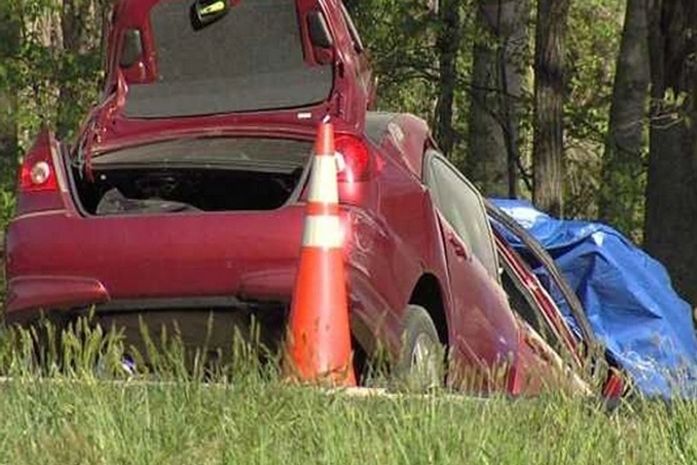 Carro de Courtney Ann Sanford atravessou a pista, bateu de frente com um caminhão e pegou fogo