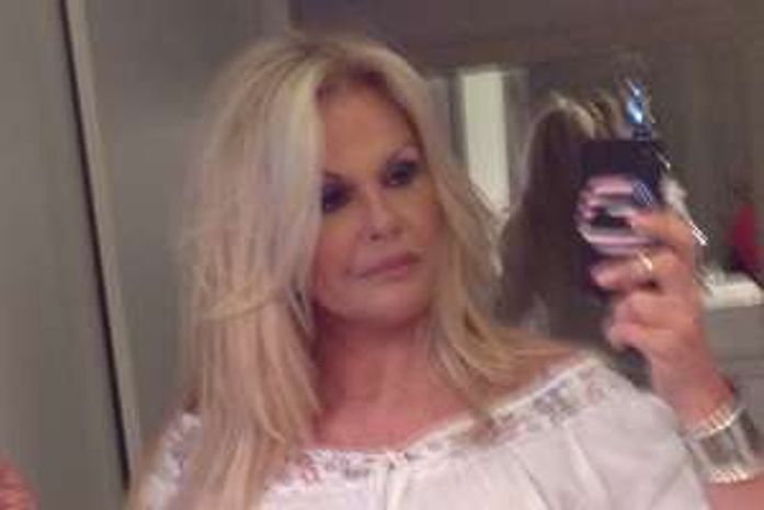 Jornal: Monique Evans procura namorado rico em site