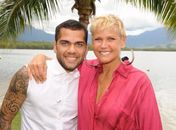 Xuxa posta foto com Daniel Alves: 'Beijo com sabor de banana'