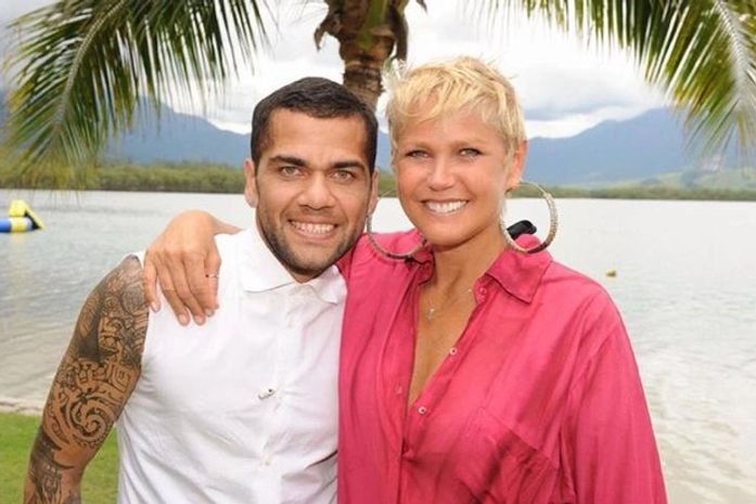 Xuxa posta foto com Daniel Alves: 'Beijo com sabor de banana'