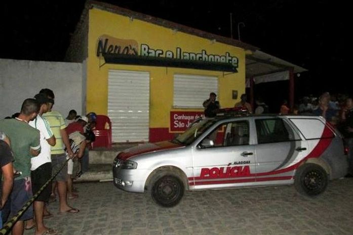 Criminosos executam proprietário de bar e roubam veículo para a fuga