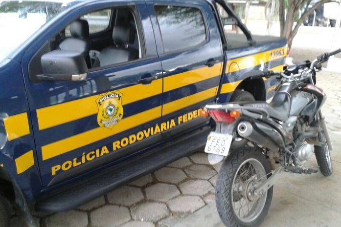 Agentes da PRF recuperam moto roubada em cidade de Pernambuco