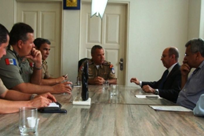 Comandante durante reunião com o secretário Edmilson Cavalcante