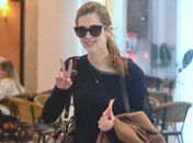 Solteira, Sophia Abrahão aparece sorridente em aeroporto no Rio