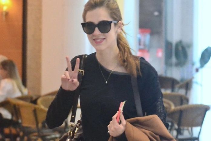 Solteira, Sophia Abrahão aparece sorridente em aeroporto no Rio