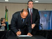 Carlos Alberto Reis assina convênio