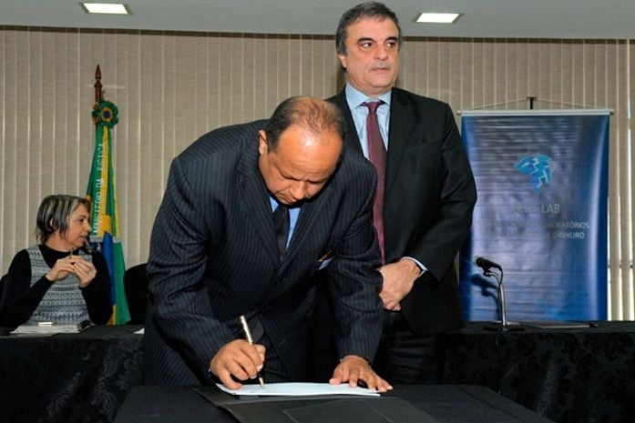 Carlos Alberto Reis assina convênio