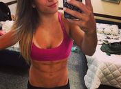 Jade Barbosa exibe abdômen trincado em foto 'selfie'