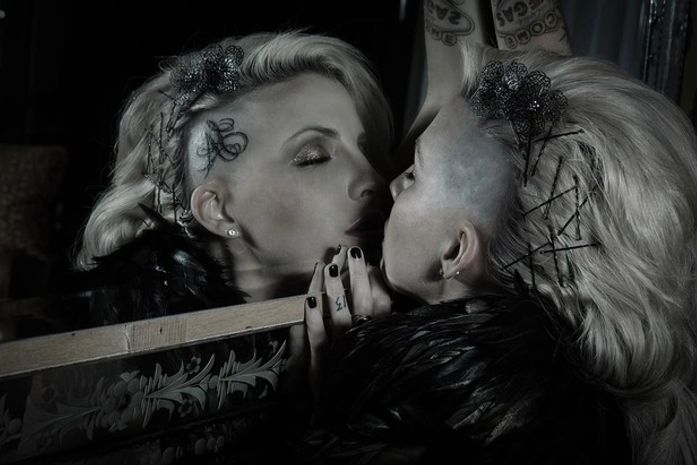 Ex-BBB Clara posa sensual para ensaio em Hollywood