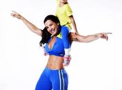 Scheila Carvalho posa com a filha e mostra barriga sarada