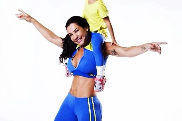 Scheila Carvalho posa com a filha e mostra barriga sarada