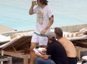 Integrantes do 'One Direction' aparecem na piscina de hotel no Rio