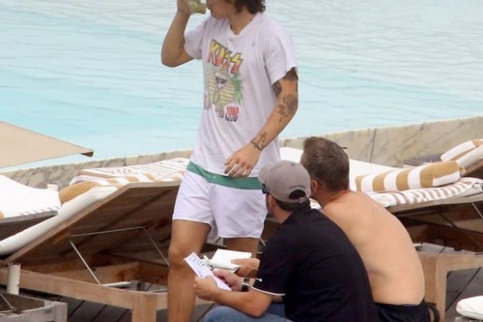 Integrantes do 'One Direction' aparecem na piscina de hotel no Rio