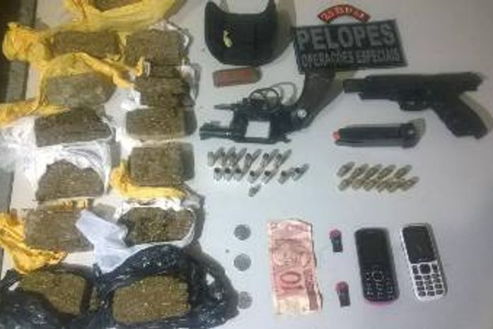 Menores são apreendidos com drogas e arma roubada de policial militar