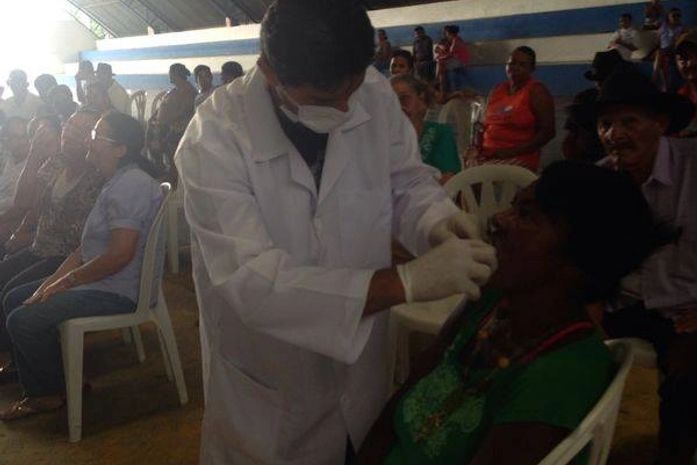 Pedrinha colocando a próteses