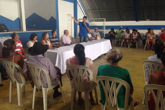Hugo Wanderley falando em pé sobre o projeto Brasil sorridente