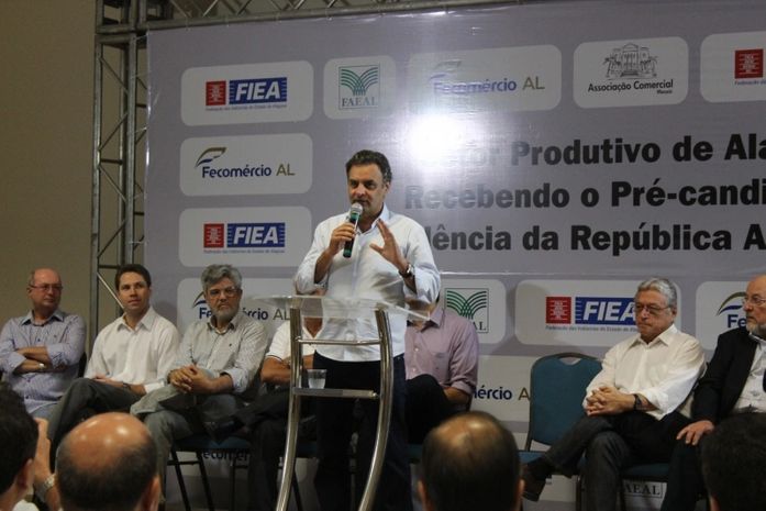 Aécio Neves defende mudança para o país e ajuda para Alagoas 