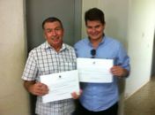 Zé do Pedrinho e Fernando Lyra Collor com diplona de prefeito e vice de Atalaia,.