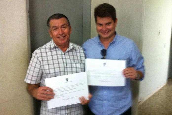 Zé do Pedrinho e Fernando Lyra Collor com diplona de prefeito e vice de Atalaia,.