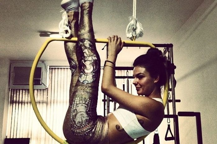 Isis Valverde posta foto praticando pilates após retirar colar cervical