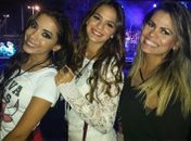 Do palco, Anitta e Bruna Marquezine assistem a show do One Direction