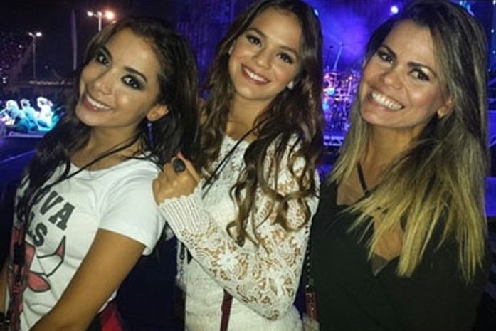 Do palco, Anitta e Bruna Marquezine assistem a show do One Direction