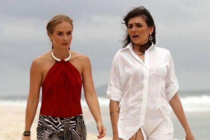 Angélica tem bate papo animado com Mônica Iozzi durante gravação do Estrelas