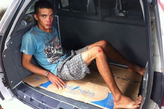 Jovem é espancado por populares após tentar assaltar uma mulher