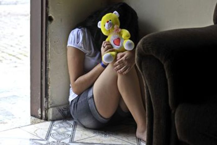 Populares espancam homem acusado de estuprar criança