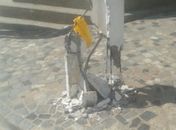 Poste ameaça cair no centro de Anadia e deixa população em risco