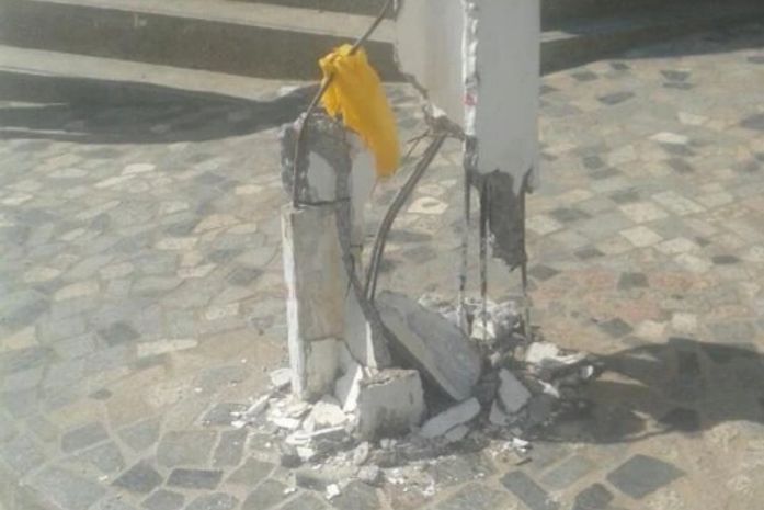 Poste ameaça cair no centro de Anadia e deixa população em risco