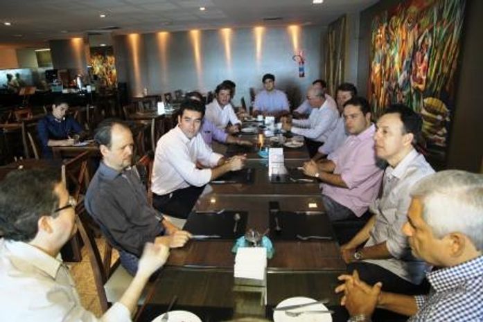 Deputado federal Renan Filho (PMDB) em reunião com empresário do setor hoteleiro
