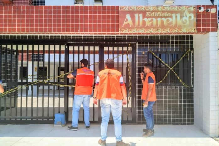 Edifício no Pinheiro é interditado pela Defesa Civil devido evolução de rachaduras