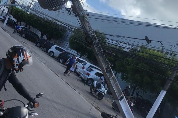 Colisão entre carro e moto derruba poste, na Av. Gustavo Paiva; via foi totalmente bloqueada