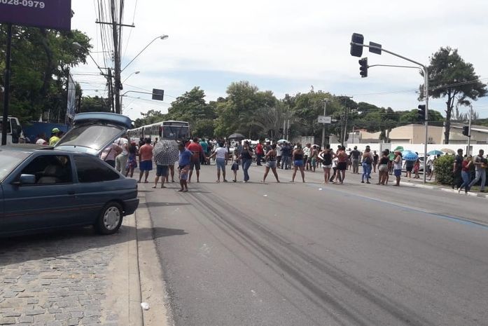 Grupo do Pinheiro bloqueia Avenida Fernandes Lima