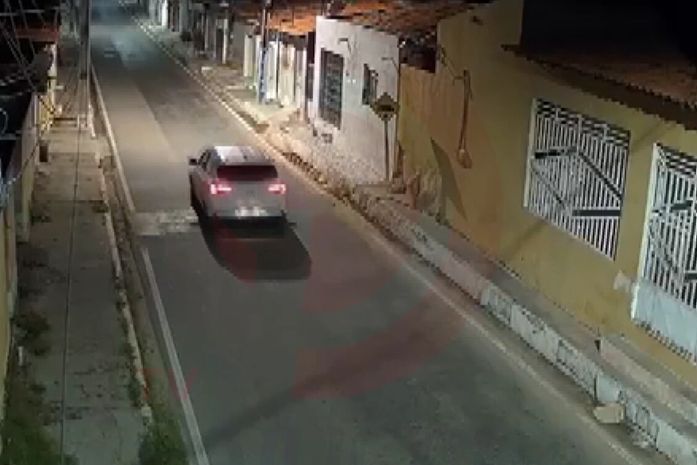 Câmeras registram últimos momentos de viatura antes da morte de policiais em Delmiro Gouveia