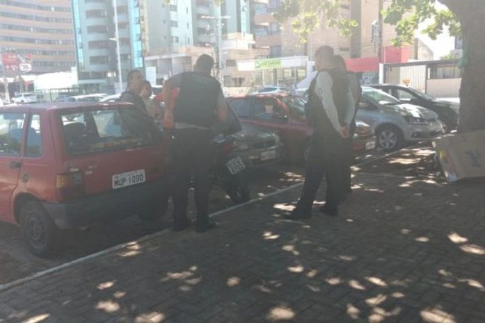 Moto furtada no bairro do Poço é encontrada pela polícia em estacionamento na Pajuçara