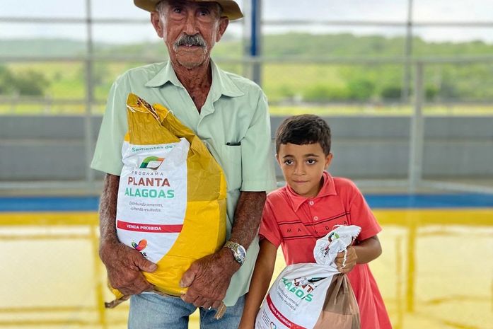 No dia do Sertanejo, prefeita Christiane Bulhões inicia distribuição de 23,5 toneladas de sementes