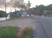 Moradores bloqueiam trechos da AL-101 sul contra transferência de subcomandante do 11º BPM
