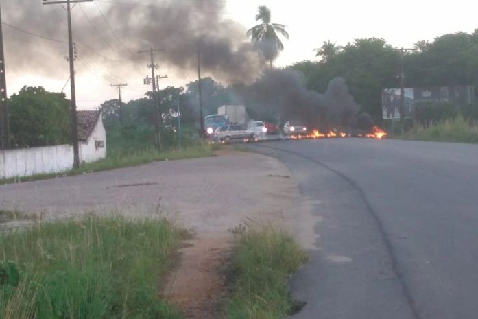 Moradores bloqueiam trechos da AL-101 sul contra transferência de subcomandante do 11º BPM