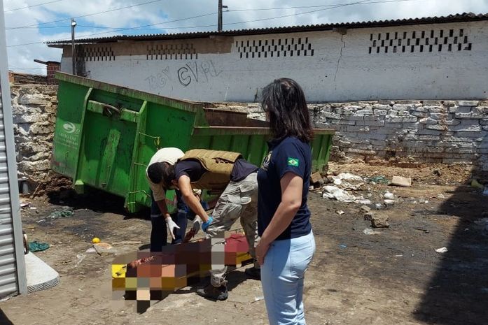 PC investiga morte de jovem encontrado em contêiner de lixo no Mercado da Produção, em Maceió