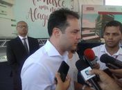 Governador Renan Filho durante assinatura de ordem de serviço de maternidade