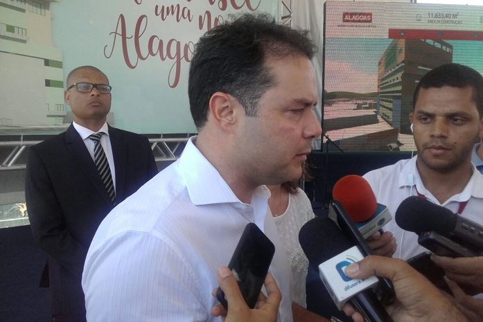 Governador Renan Filho durante assinatura de ordem de serviço de maternidade