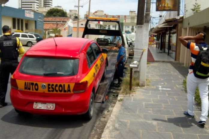 Instrutor de auto escola é flagrado conduzindo veículo com CNH vencida em Maceió