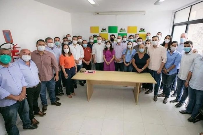 Dois pra lá, dois pra cá: veja os deputados que saem e entram no MDB de AL