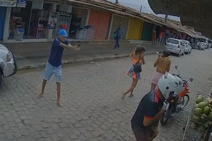 Vídeo: Homem é morto a tiros enquanto compra água de coco no Jacintinho