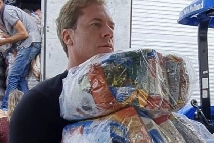 Marx coordena pessoalmente a maior doação de alimentos e água para desabrigados do Litoral Sul