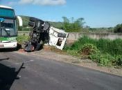 Carreta tombou na BR-101
