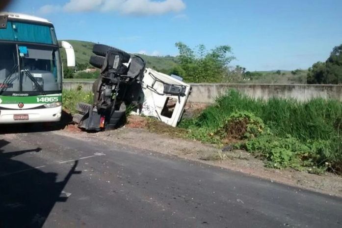Carreta tombou na BR-101
