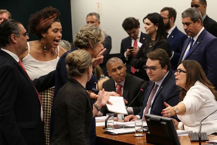 Oposição tenta adiar votação de reforma da Previdência na CCJ